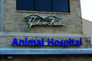 Picture of outdoor signs on front of animal hospital.